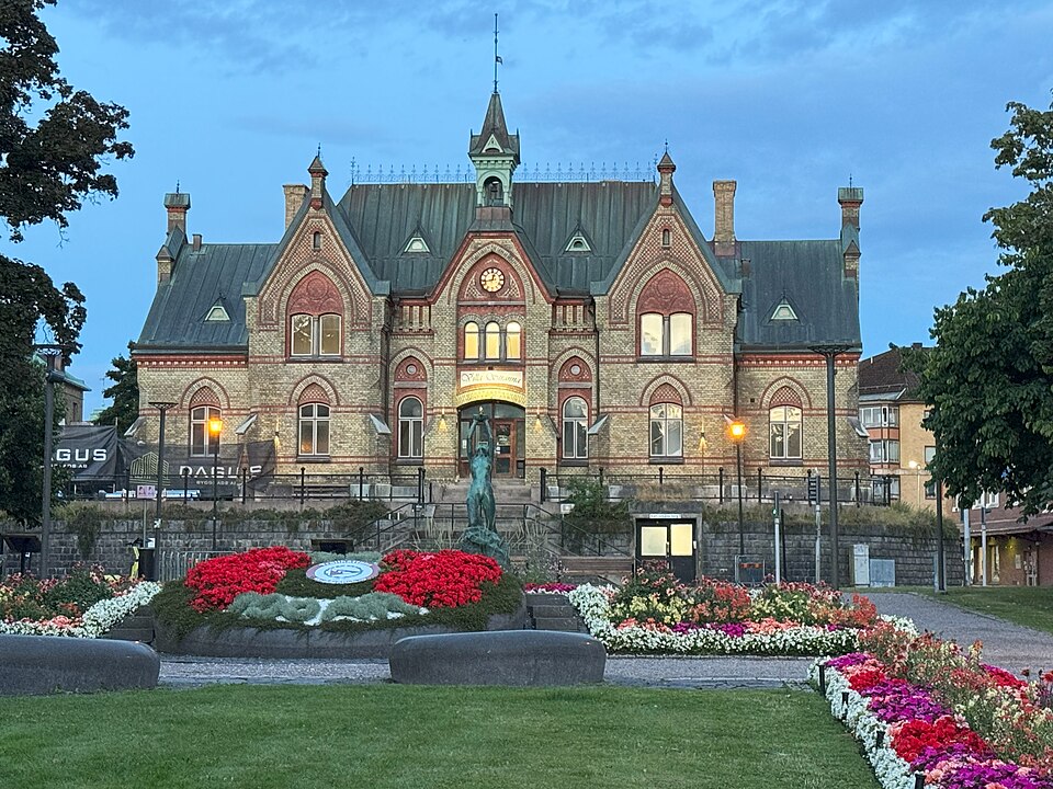 Villa Stranna, Gamla tingshuset, Polhem 2, vid Karl Johans torg i Trollhättan, fasaden mot väster. Byggnaden fungerade som tingshus mellan 1895 - 1938. Adrian Crispin Peterson (Arkitekt) Flundre, Väne