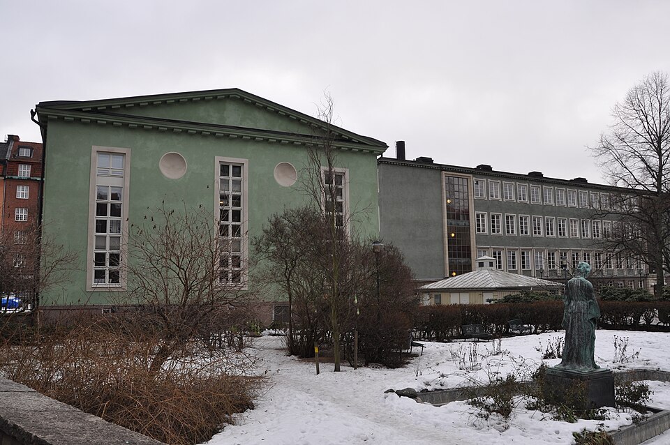 Borgarskolan, Kungstensgatan 2-8, Karlavägen 8-10, Birger Jarlsgatan 70-76. Byggnadsår 1930-32, arkitekt Knut Nordenskjöld, byggherre Stiftelsen Stockholms Borgarskola, byggmästare O Engkvist