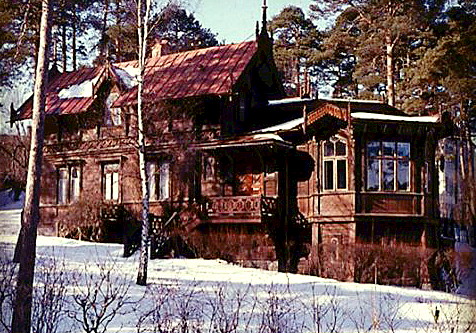 Huset uppfördes 1885 som sommarhus för byggmästaren Jöns Peter Holmberg från Stockholm efter ritningar av arkitekt Ernst Haegglund. 1966 revs villan för att ge plats åt Scania-Vabis personalbostäder.