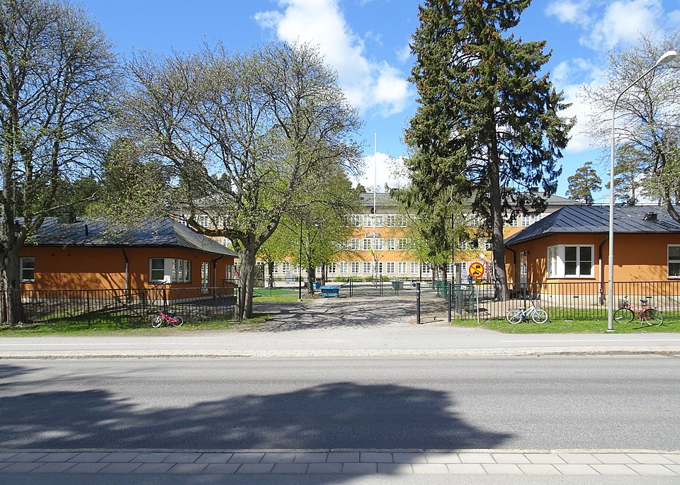 Skarpnäcks gamla skola (f.d. Skarpnäcks folkskola i Enskede), arkitekt Georg A. Nilsson, vy från Kärrtorpsgatan