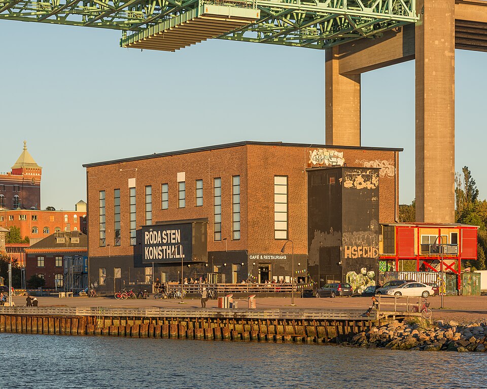 Art hall Röda sten and Älvsborgsbron (the Älvsborg Bridge).