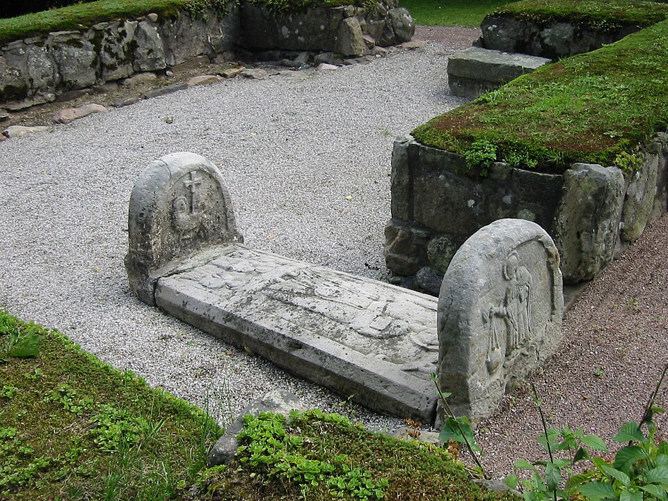 Gravvård vid Bosarps gamla kyrka