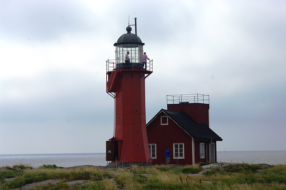 The lighthouse from 1870 is 13.4 m high. Constructed by Gustav von Heidenstam. Out of service since 1968.