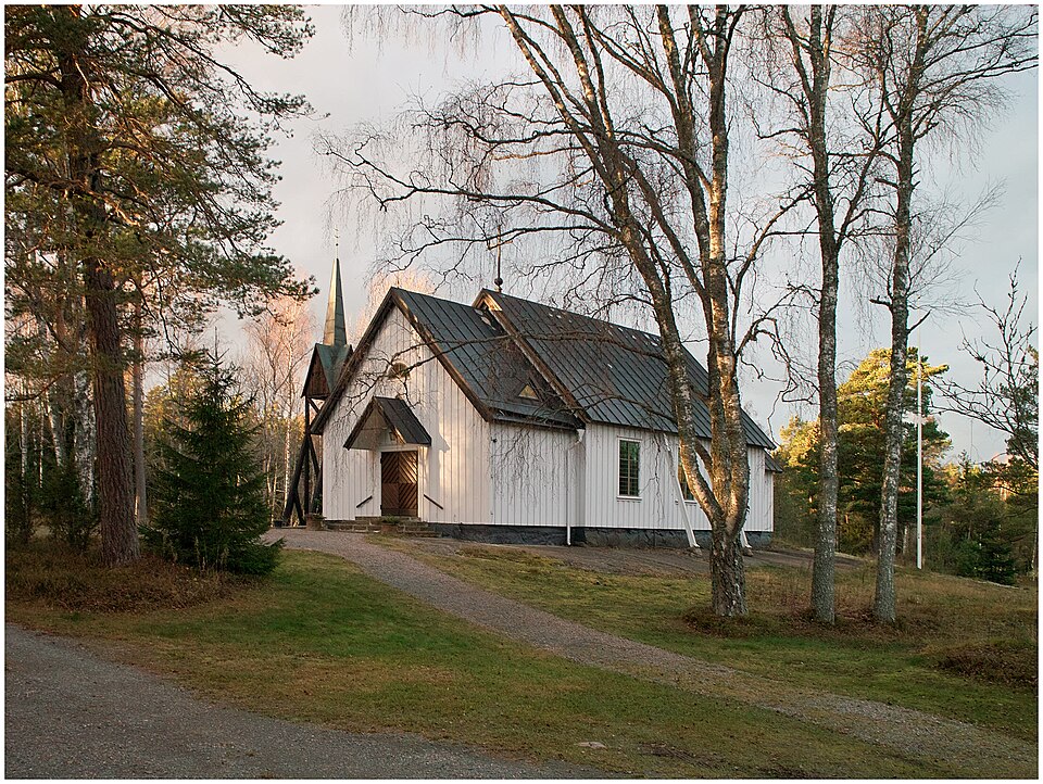 Björkö-Arholma Kyrka på Björkö i Norrtälje kommun kl 15:52 den 1 oktober 2011.