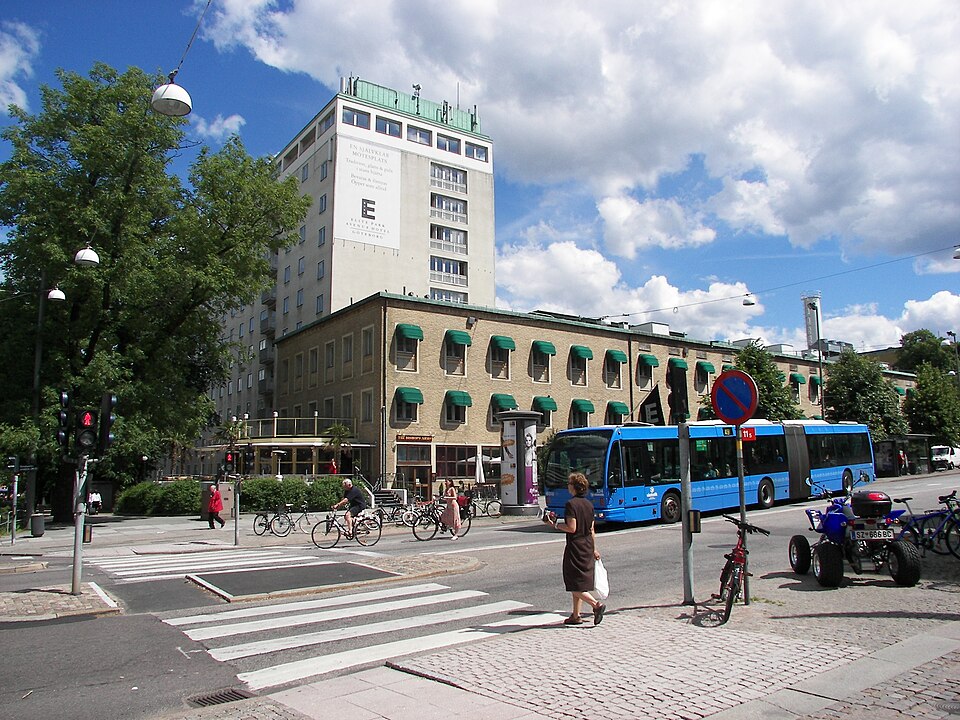 Park Avenue in Göteborg, Sweden. Den Oudsten B93 bus (#324). Built 2000, GS Göteborg operator.