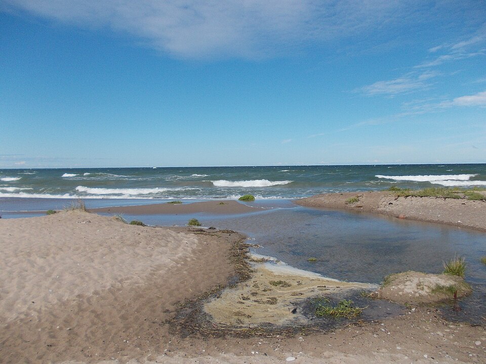 Ireån rinner ut vid Ireviks badstrand.