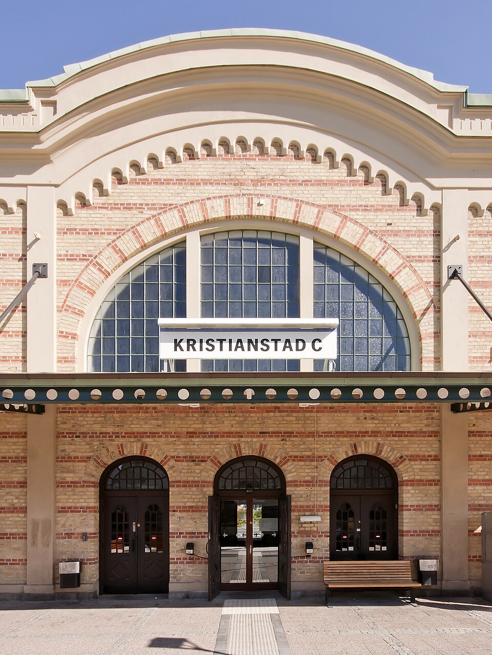 Entrén från spårområdet till vänthallen på Kristianstads centralstation.
