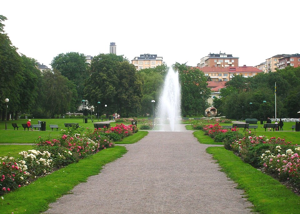 Tessinparken — Ladugårdsgärdet, Stockholm. Den anlades 1932-1940 och täcker cirka 6 hektar. I bakgrunden skymtar skulpturen Ägget av Egon-Möller Nielsen, rest 1951.