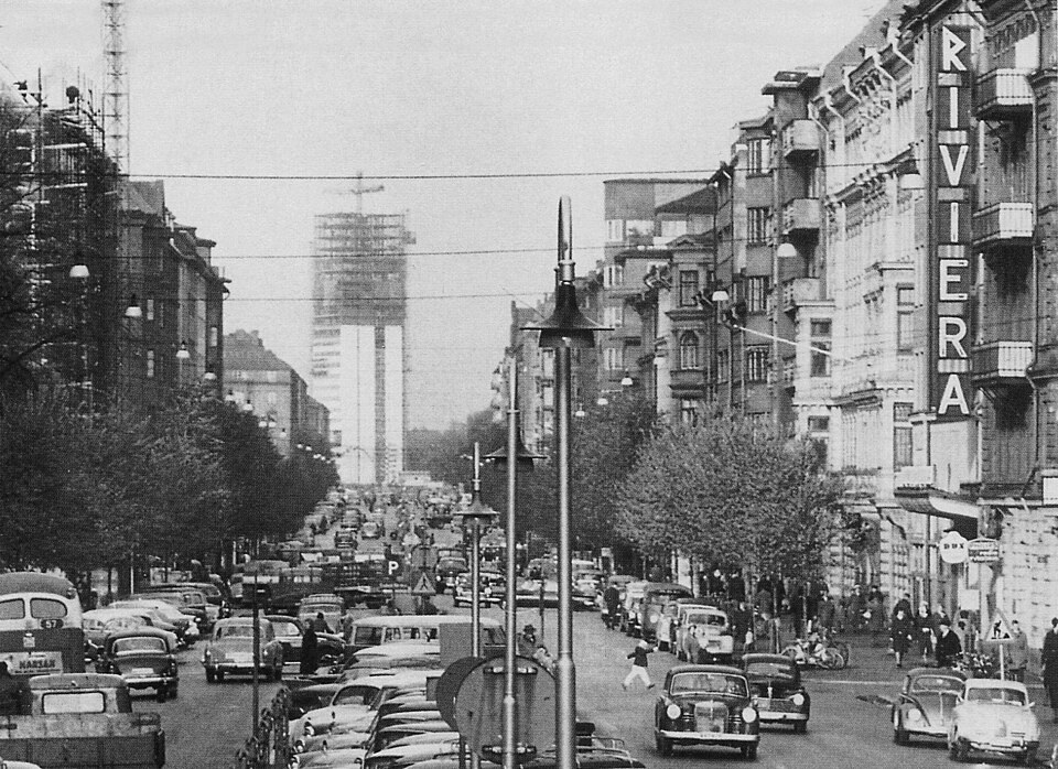Sveavägen norrut med biografen Riviera till höger och Wennergren-Center under uppförande i bakgrunden