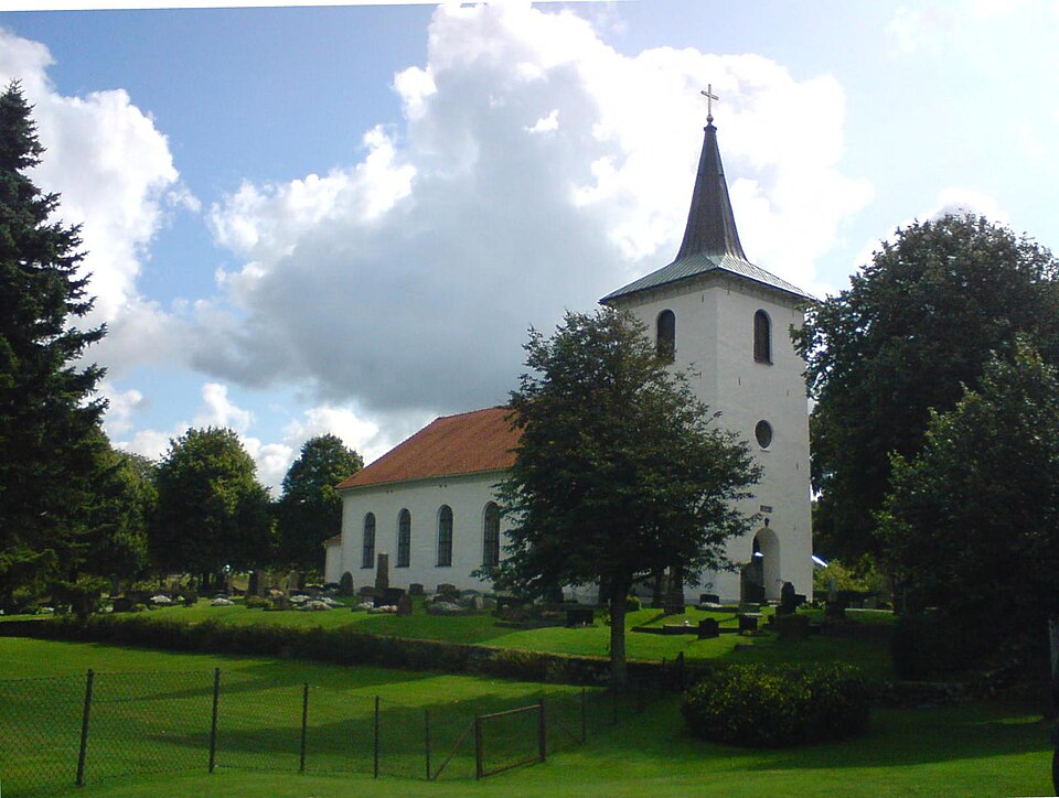 Vy över Röra kyrka, som ligger i den mittre delen av Orust i Bohuslän.