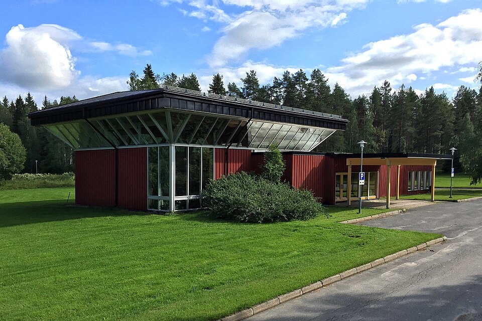 Skogskyrkogården i södra svartbyn, Boden. Bild av kapell. Togs i bruk 26 Augusti 1978.