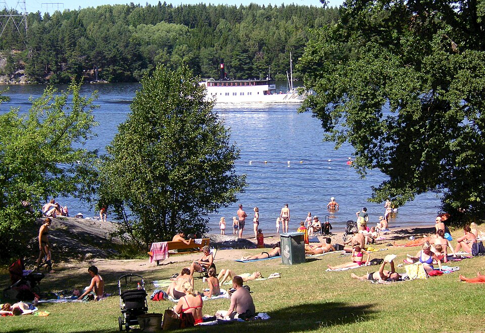 Mälarhöjdsbadet med Fågelön i bakgrunden