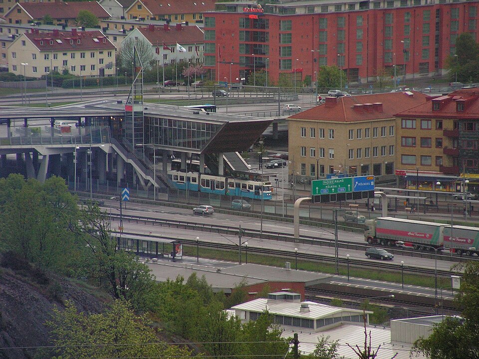 Jag har tagit bilden från balkongen.Stefan.lila 19 maj 2006 kl.13.44 (CEST)