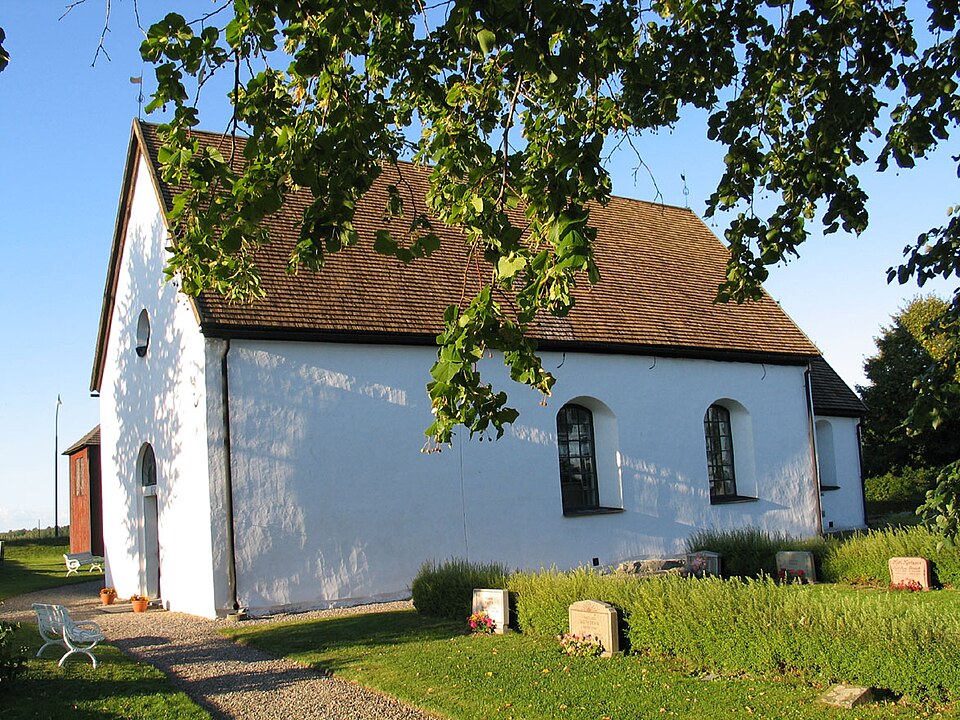 Kumla kyrka från söder.