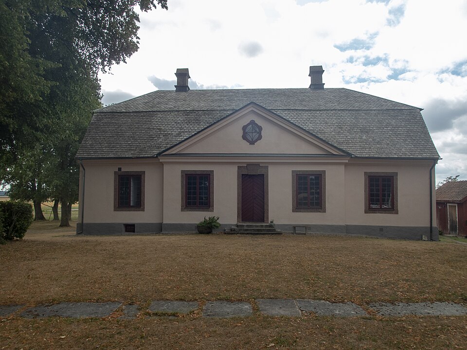 Kollängens tingshus utanför Götene. Murmästare J.G Günther gjorde en ritning som ändrades 1783 av C. F. Adelcrantz och Thure G. Wennberg vid Överintendentsämbetet. Byggnaden fungerade som tingshus mel