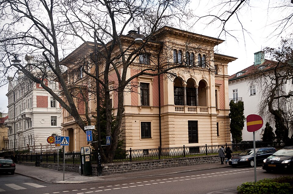 Adelsköldska villan, Karlavägen 33, Villagatan 2. Byggnadsår 1887-88, arkitekt Wilhelm Klemming efter byggherrens utkast, byggherre Claes Adelsköld, byggmästare först W Klemming därefter O Herrström