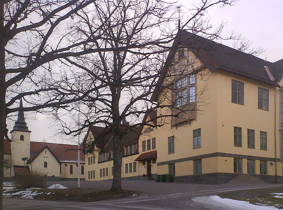 Lundsbergs skola. Byggnadsår 1906. Arkitekt Erik Lallerstedt. Lundsbergs kyrka. Byggnadsår 1929-30. Arkitekt Bror Almquist