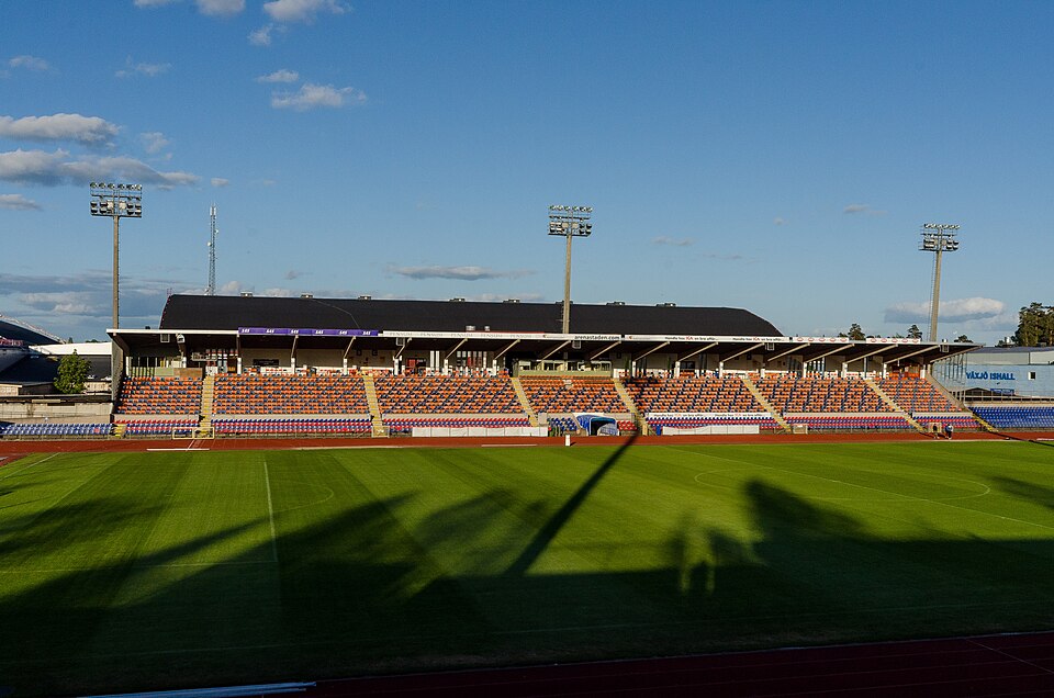 Värendsvallens huvudläktare i juni 2012. I bildens yttersta vänstra kant skymtar bygget av Telekonsult Arena, bakom läktaren kikar Växjö Tipshall upp och ute till höger syns Växjö Ishall.
