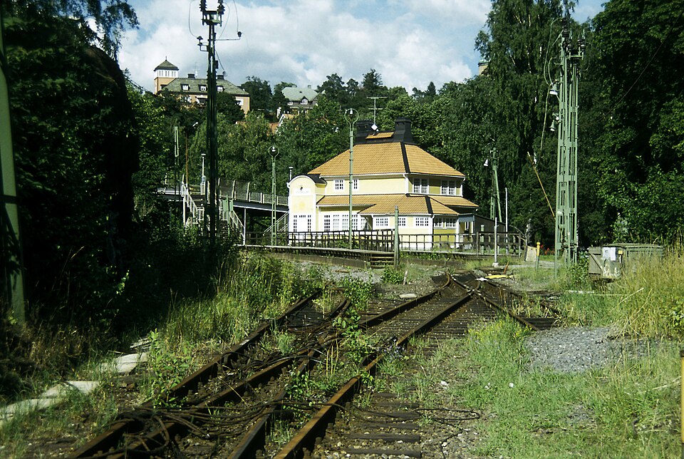 Beim Abbau der Anlagen nach der Neutrassierung. Für den Bahnhof Stocksund gibt es jetzt einen Haltepunkt am Bengt Färjares väg an durchgehend zweigleisiger Strecke.