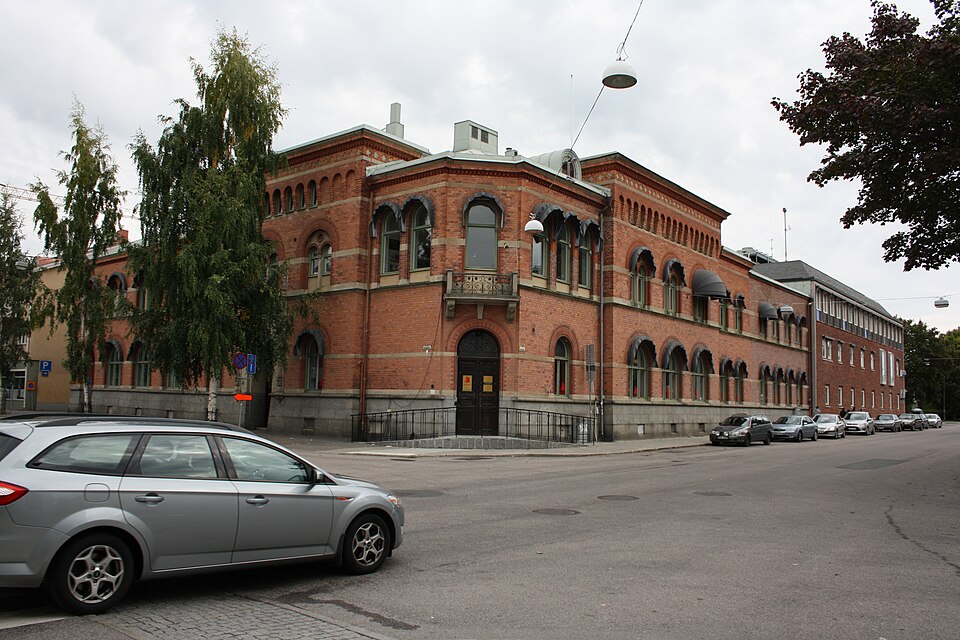 Originally a combined telegraph, the Sveriges Riksbank and postal building in Umeå. Had the name "Televerkets house" in 1993 when it became a listed building..