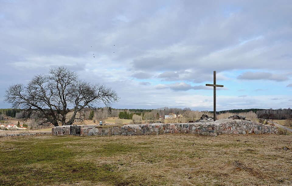 Kila medeltida stenkyrka i Nyköpings kommun. Klockbacken (Kila 13:2)