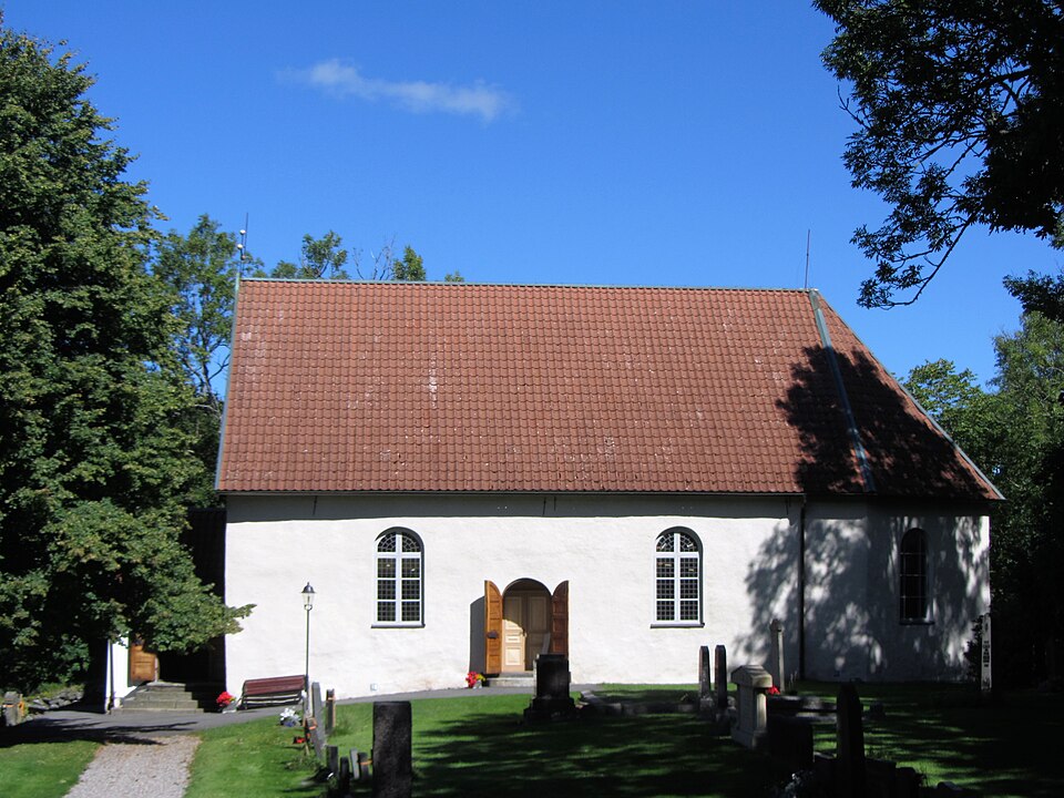 Torps kyrka och kyrkogård öster om Ellenö tätort och Ellenö kraftverk söder om Färgelanda i Dalsland.