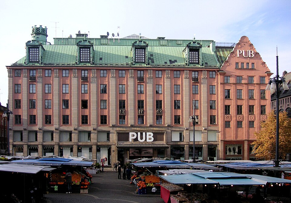Varuhuset PUB:s fasad mot Hötorget i Stockholm
