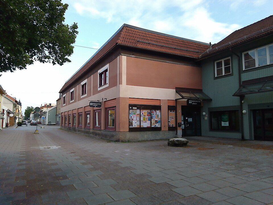 Detta är en bild av Lindesbergs bibliotek som ligger vid Kungsgatan och Norrtullstorget.