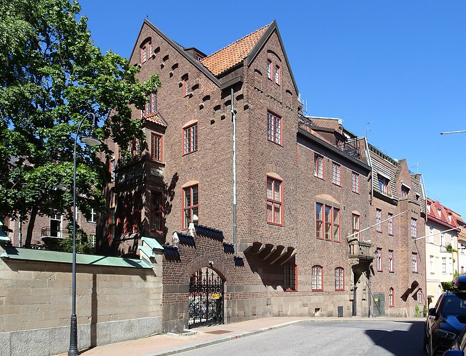 Sånglärkan 9 (närmast) och 8, Baldersgatan 3 och 5