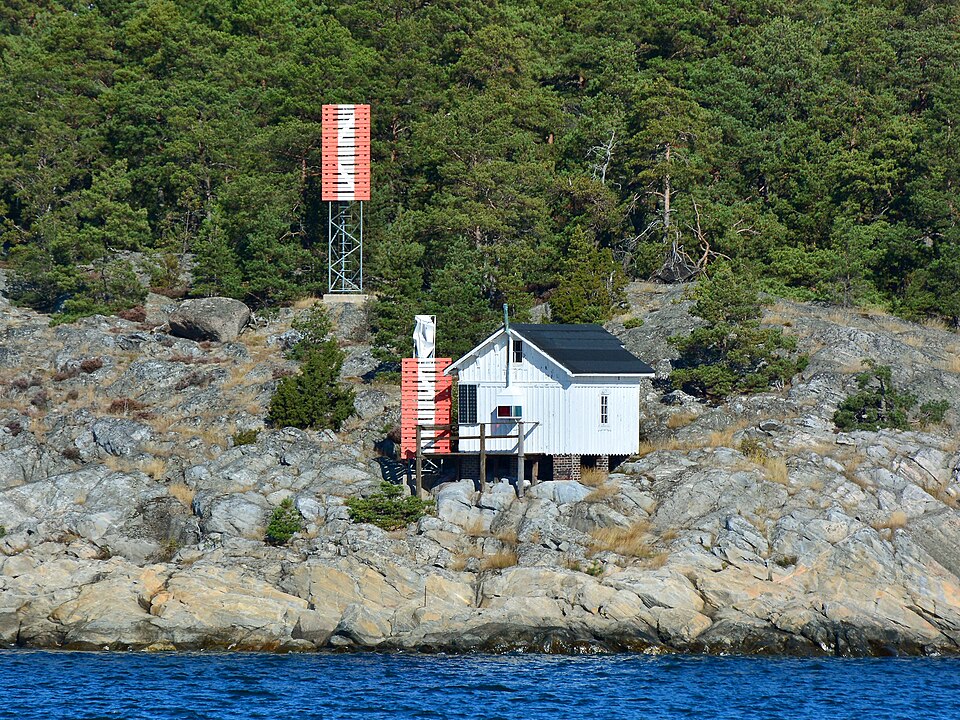 Lighthouse and range marks on Klövholmen by Kanholmsfjärden in Stockholm archipelago. The lantern is a box on the front facade of the house.