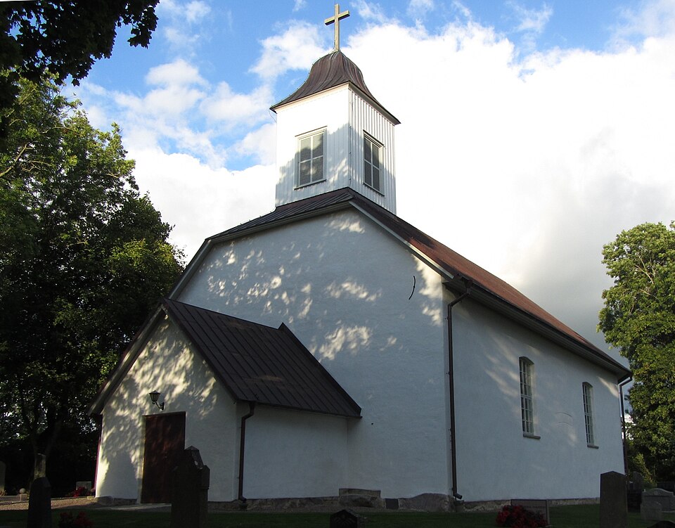 Ledsjö kyrka söder om Götene i södra Götene kommun, nära gränsen till Skara kommun norr om Skara i Västergötland.