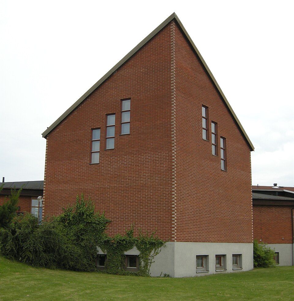 Åbylundskyrkans högdelen med hörnkedjor. Byggår 1983. Arkitekt Guy Sjöwall