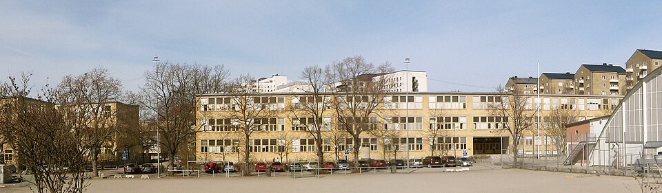 Entrance to Erikdalsskolan in april 2010.