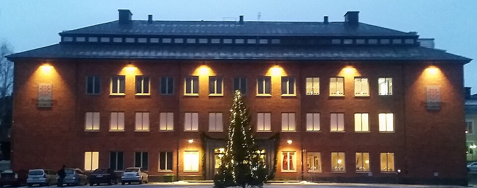 Norrbottens museum i Luleå med en julgran framför entrén.