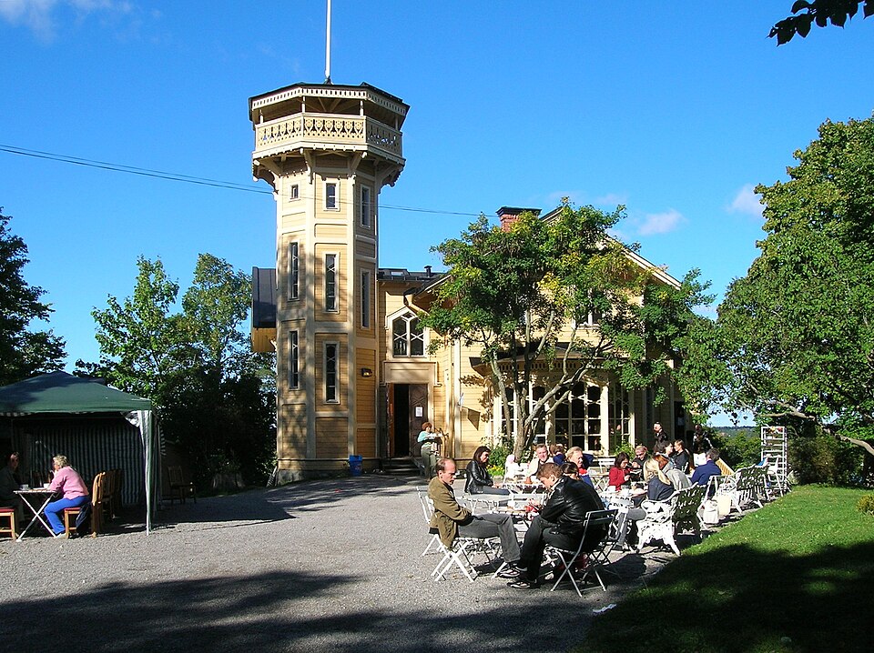 Lyran, ett sommarnöje från 1867, uppförd av Carl Limnell. Tornet har höj- och sänkbart tak. Bredäng, Stockholm