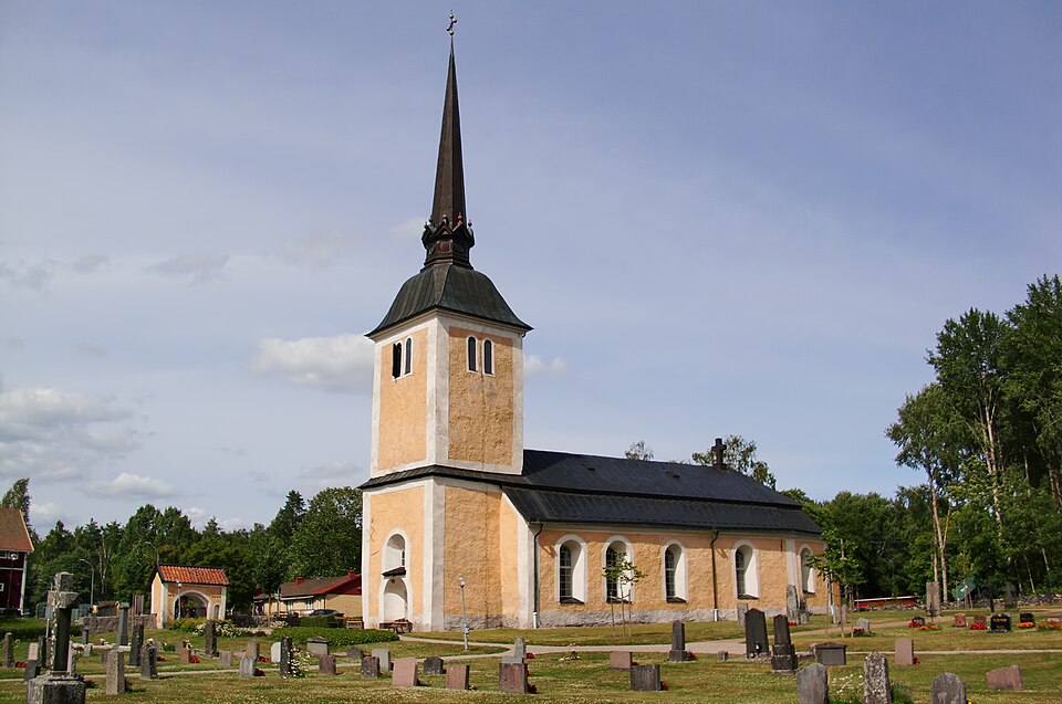 En kyrka av medeltida ursprung, med bevarade muralmålningar från 1400-talet.