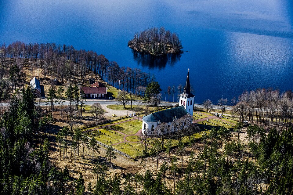 The Almesåkra church from the air
