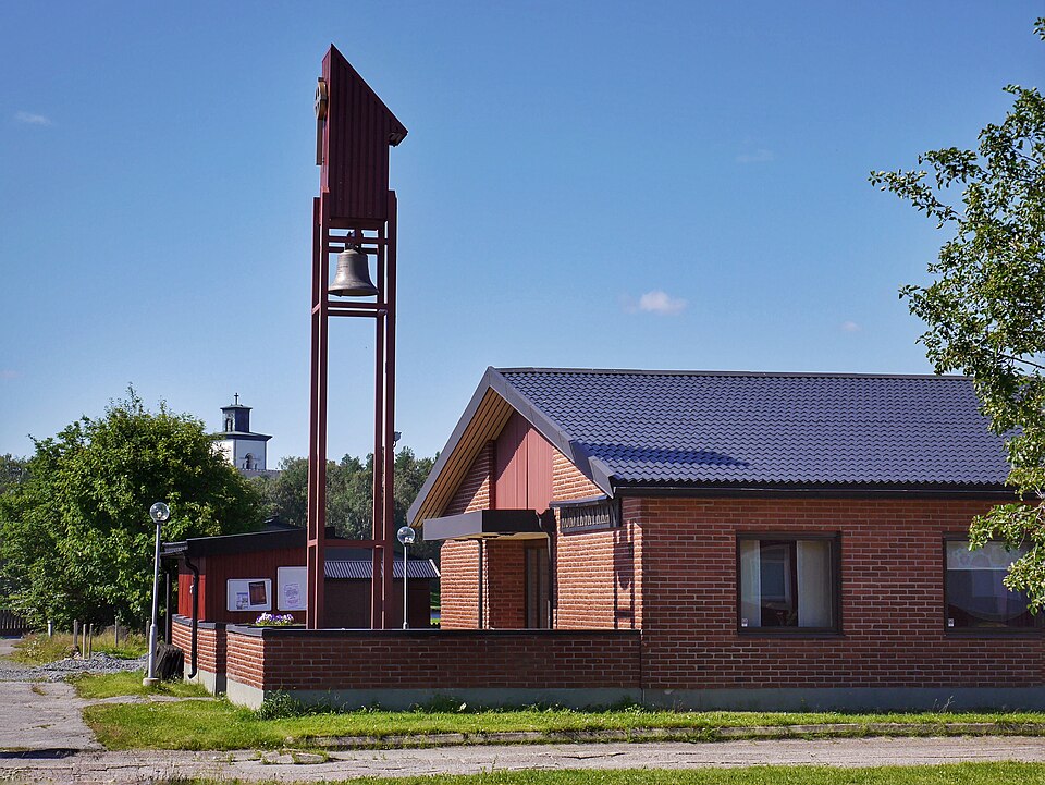 Rörvikskyrkan i Boden invigdes 1973 och fungerar som stadsdelskyrka i Överluleå församlings norra distrikt. I bakgrunden syns Överluleå kyrka.