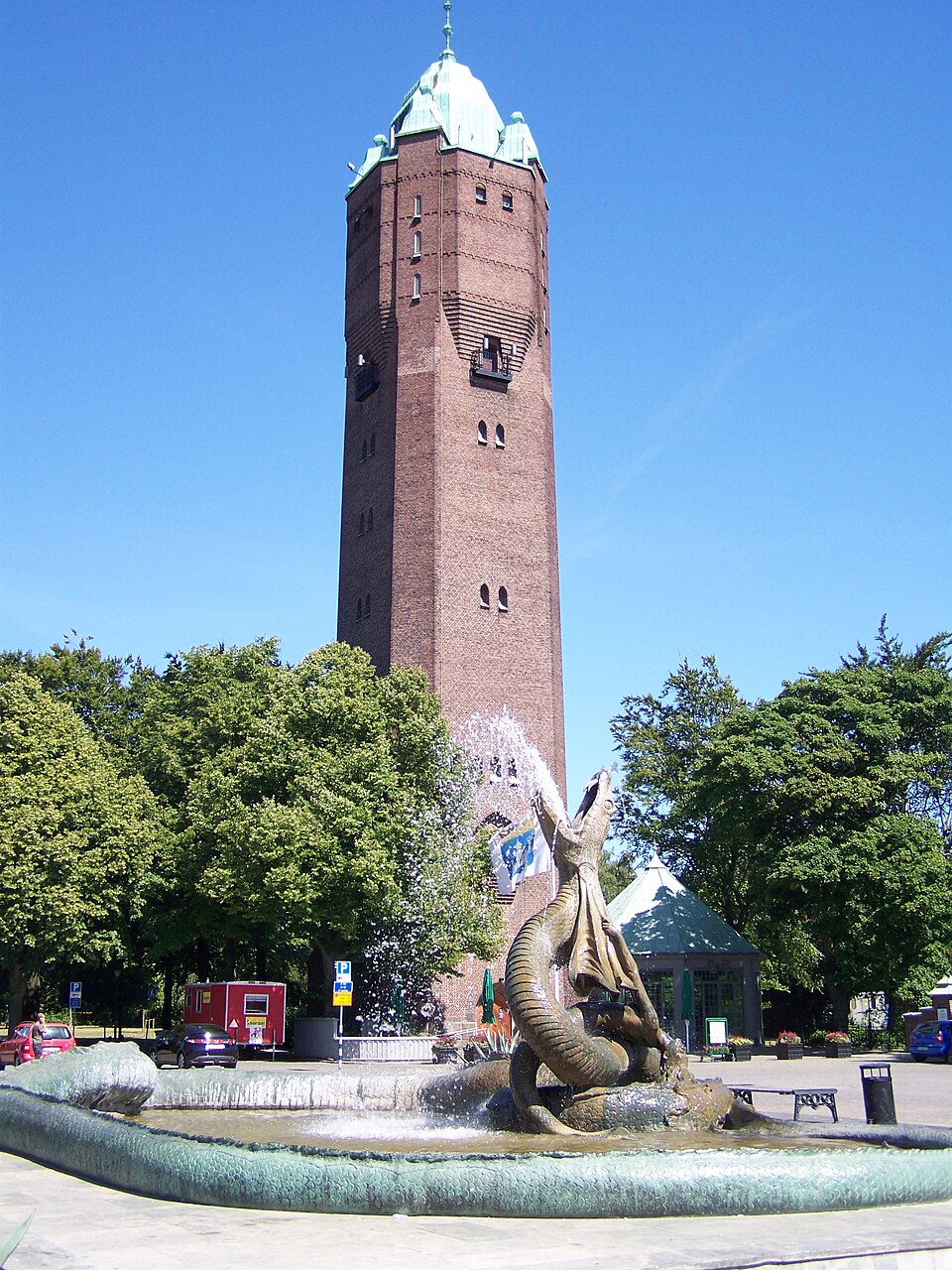 Trelleborg, Seeschlangen-Springbrunnen ("Sjöormsfontänen", 1935) und Turm