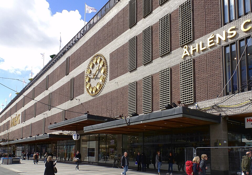 Åhléns City fasad mot Karabergsgatan