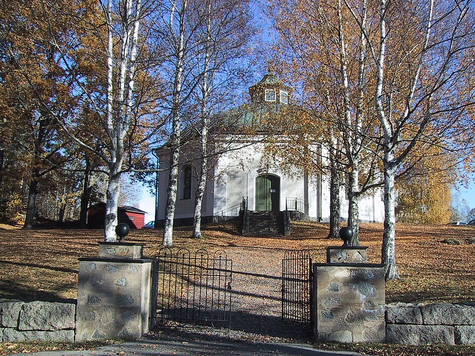 Vedevågs kyrka, exteriör bild av kyrkan och omgivande kyrkotomt.