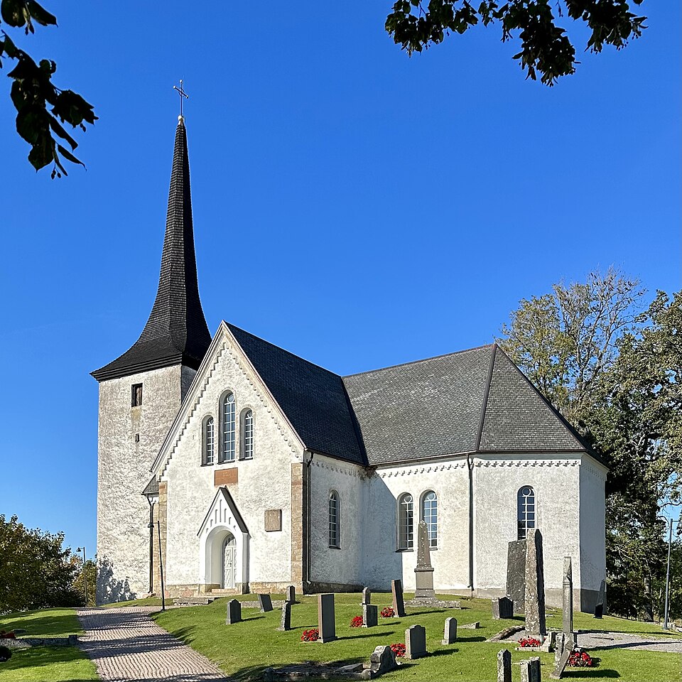 Sunnersbergs kyrka Den ursprungliga kyrkan uppfördes på 1100-talet eller tidigt på 1200-talet.