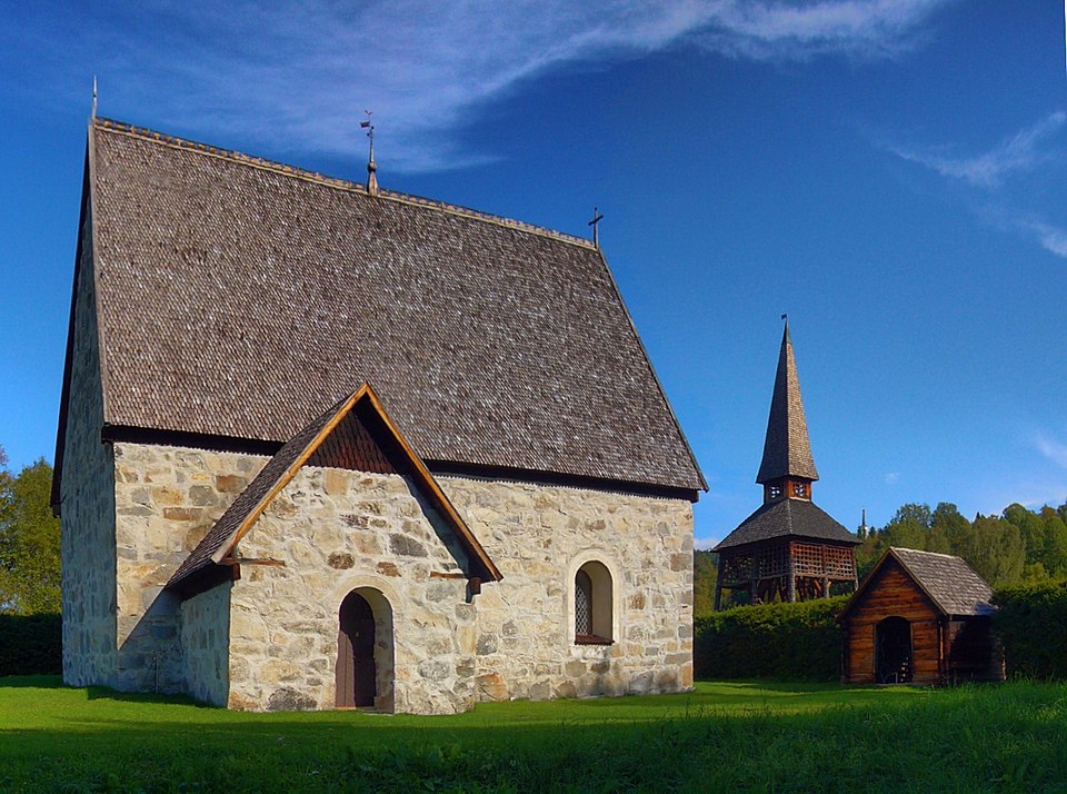Lidens gamla kyrka med klockstapel och stegport