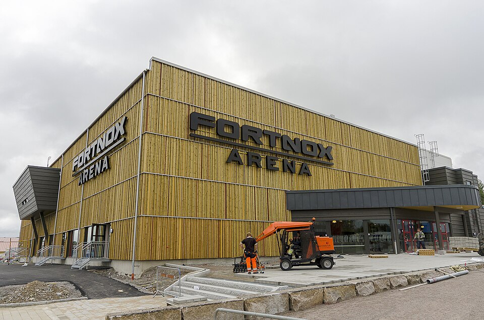 Det slutgiltiga anläggningsarbetet på Fortnox Arena pågår i veckan före invigningen.