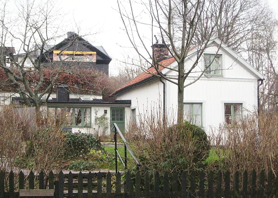 Villa Axelsberg by Nils Tesch, in the background Villa Klockberga