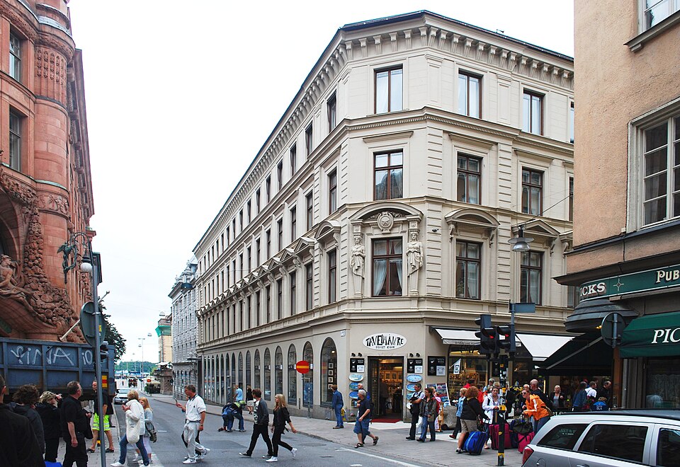 Lifförsäkringsaktiebolaget Nordstjernans byggnad i hörnet Fredsgatan - Drottninggatan i Stockholm. Emblem o karyatider av skulptören Kjellberg