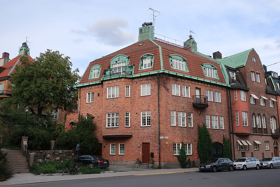 Piplärkan 1, ingången till Östermalmsgatan 17 syns i mitten av bilden. Byggnaden längst till höger är Piplärkan 15, bilden är tagen augusti 2019.