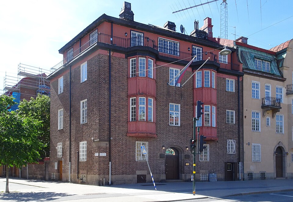 Valhallavägen 72, 74/Uggleviksgatan 15 (Piplärkan 8): Byggnadsår 1909-10, arkitekt Torben Grut, byggherre R Abrahamsson, byggmästare J Telander .2022 Libyens ambassad i Stockholm