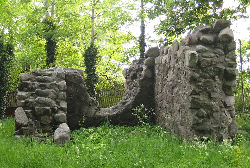Ruinen efter den gamla kyrkan i Börringe, Skåne