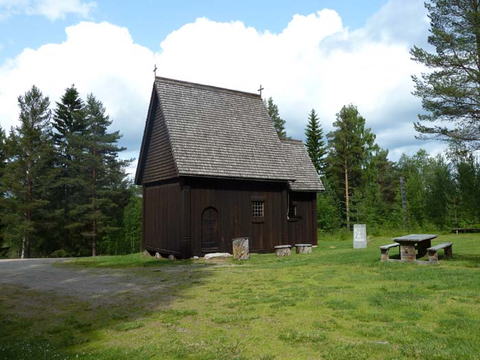 På min resa runt Sverige kom jag förstås också genom Kårböle. Bilden visar St Olavs Offerkyrka, som invigdes den 17 september 1989. Nära den plats hittades det grundstenar som stammar troligtvis av de